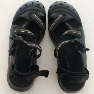 Men’s keen water shoes size 10